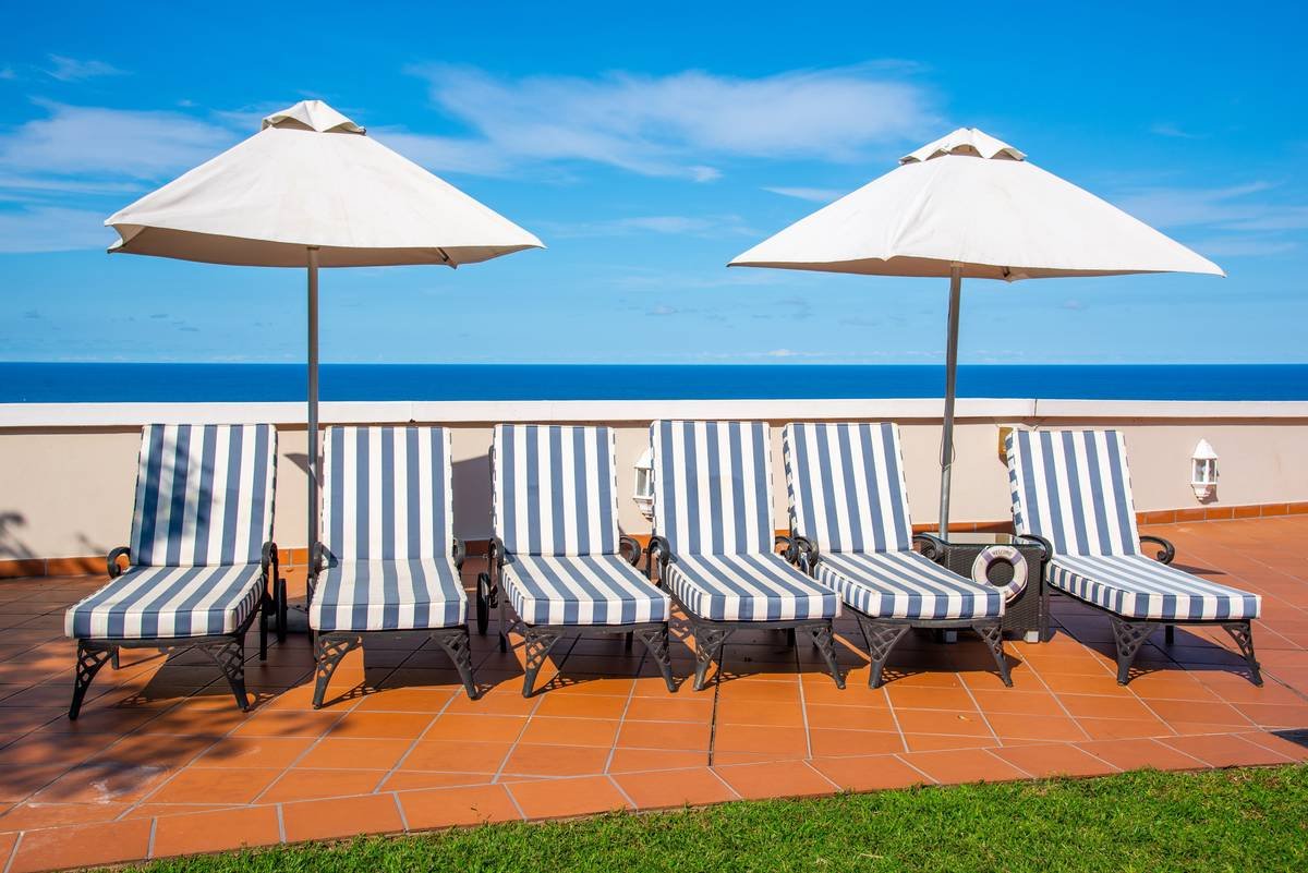High Wind Cantilever Umbrella: Your Windproof Oasis Starts Here