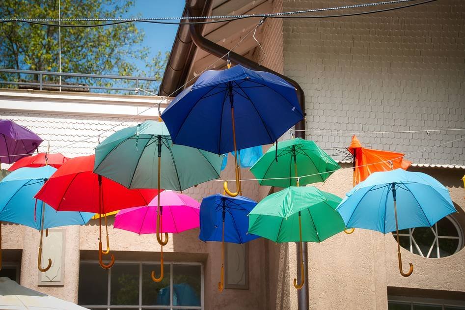 Modern cantilever umbrella shading a cozy patio with outdoor furniture