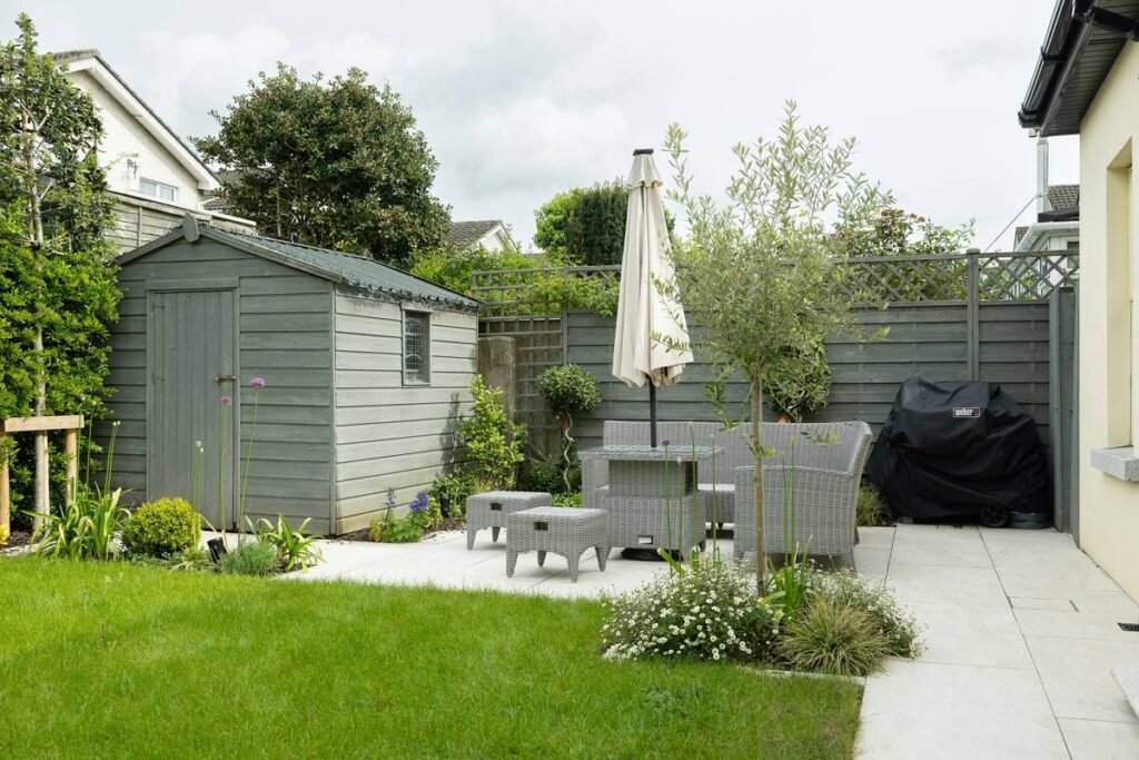 Outdoor Furniture with Umbrella: Why Cantilever Designs Are the Secret to Your Perfect Patio