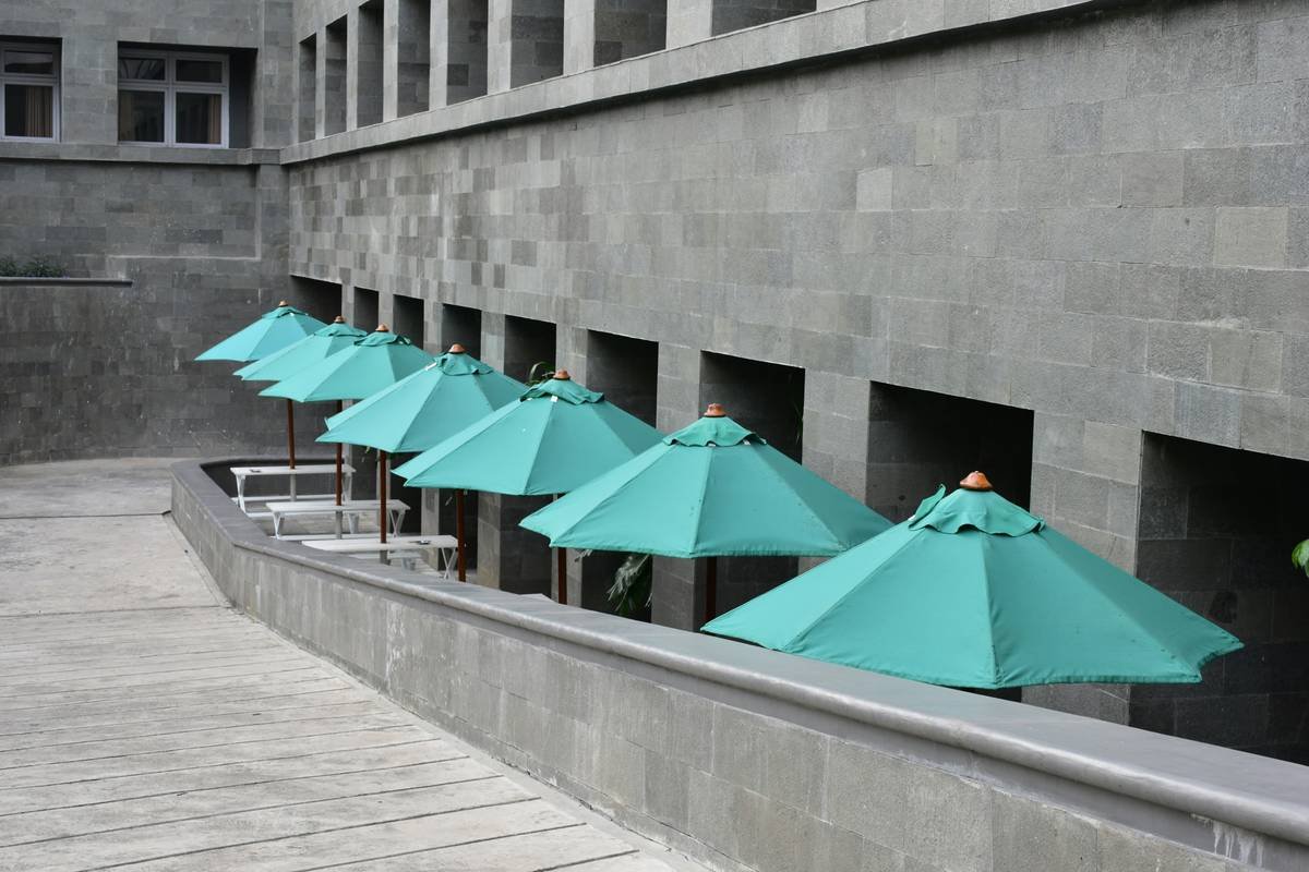 Why Your Aussie Backyard Needs Outdoor Cantilever Umbrellas Australia (And How to Pick the Right One)