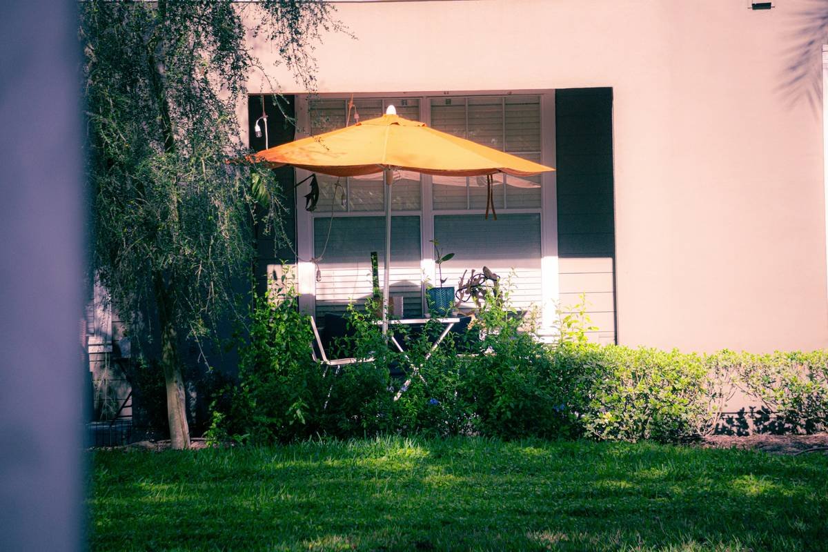 Why Your Cantilever Umbrella Keeps Toppling—And What the “Cantilever Umbrella Wind Rating” Really Means