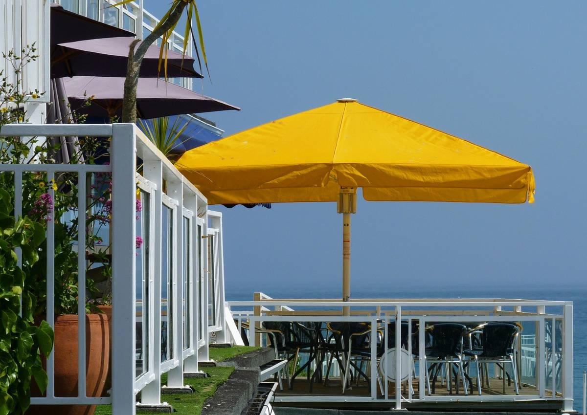 Wind Rated Cantilever Umbrella: Your Windproof Oasis Starts Here