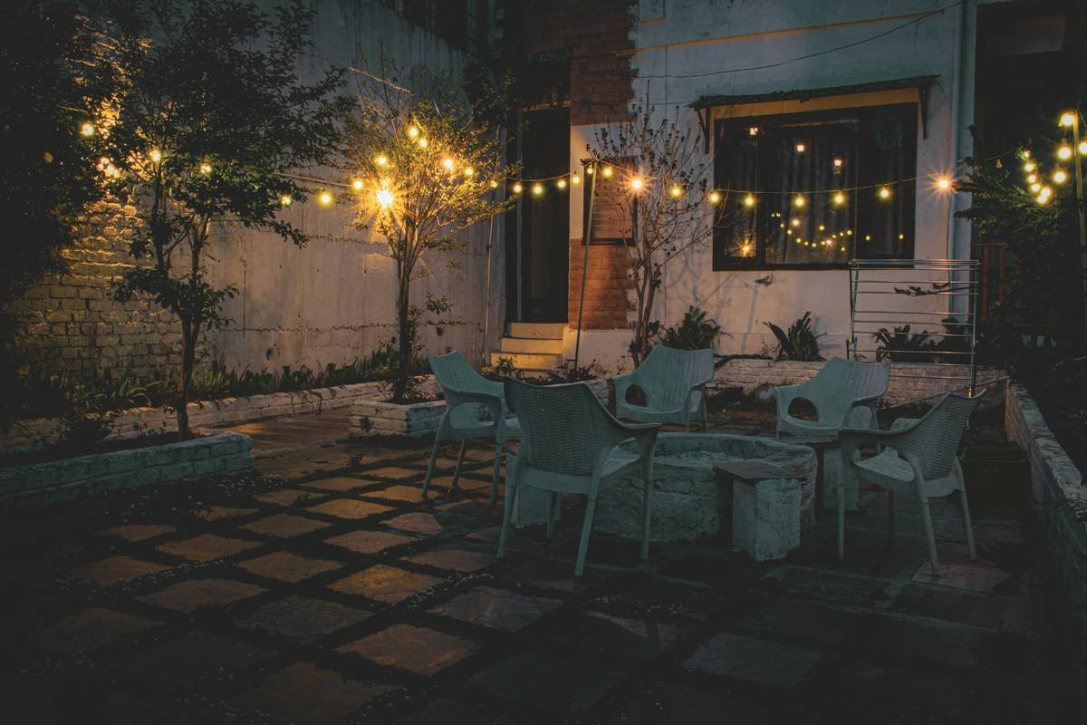 Infographic comparing standard vs cantilever patio umbrellas with lighting features, showing unobstructed space and integrated LEDs