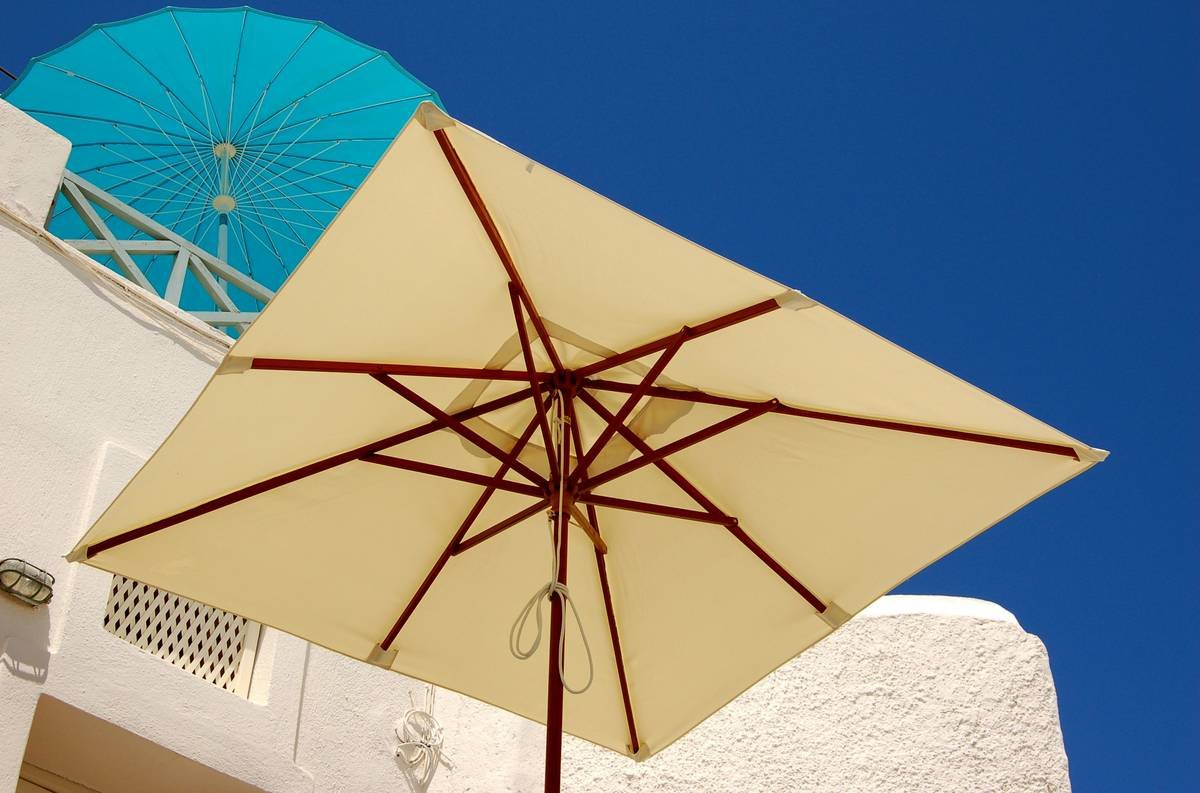 Comparison table of waterproof cantilever umbrella parts showing material durability and cost differences