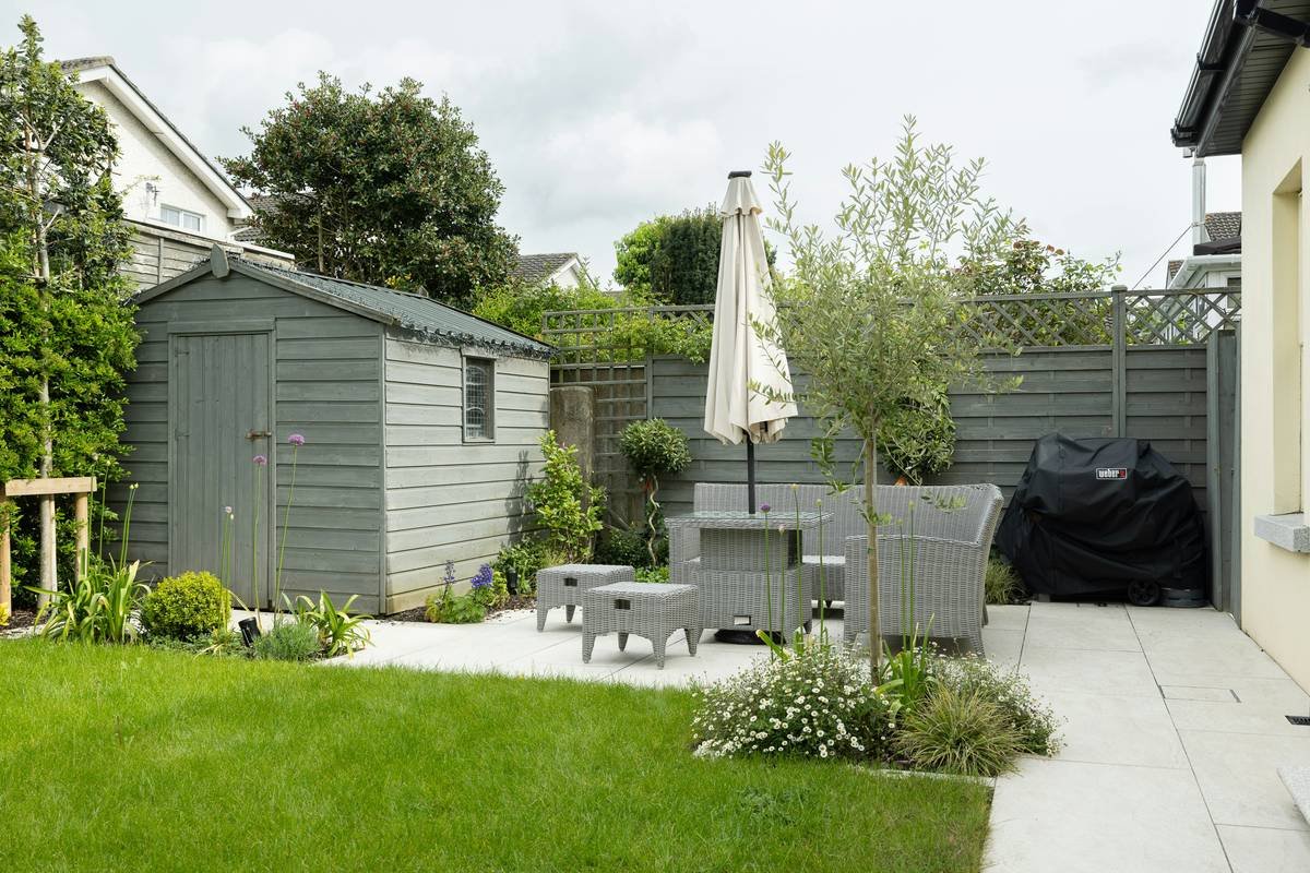 Why Your Rectangular Patio Feels Like a Sunburn Waiting to Happen (And How a Cantilever Patio Umbrella Rectangular Fixes It)
