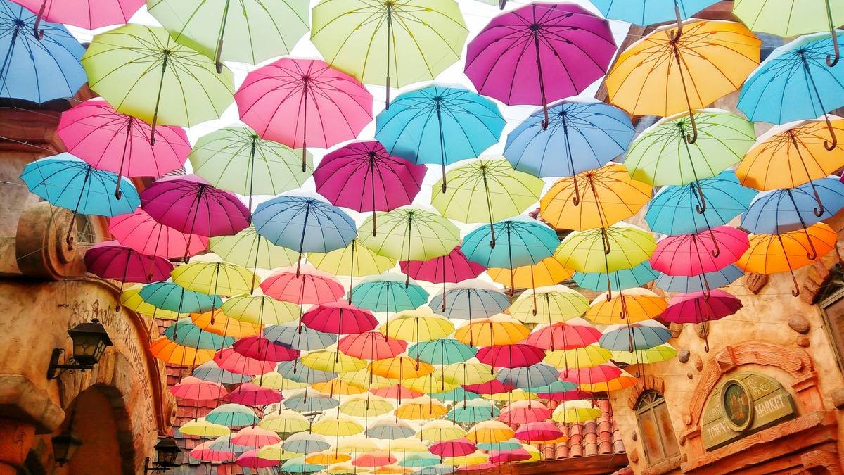 weather protection cantilever umbrella what color - side-by-side comparison of light vs dark canopy temperature under sun